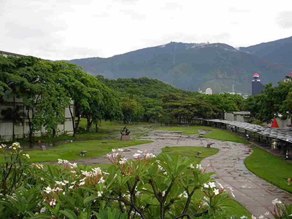 除了校舍外,还有1056.5亩的植物园
