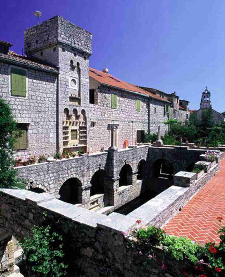 石墙垒砌成的居所，十分有特色