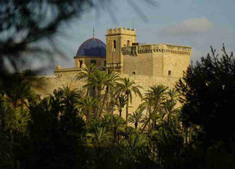 古色古香的建筑在椰枣树的衬托下，更加的迷人和可爱