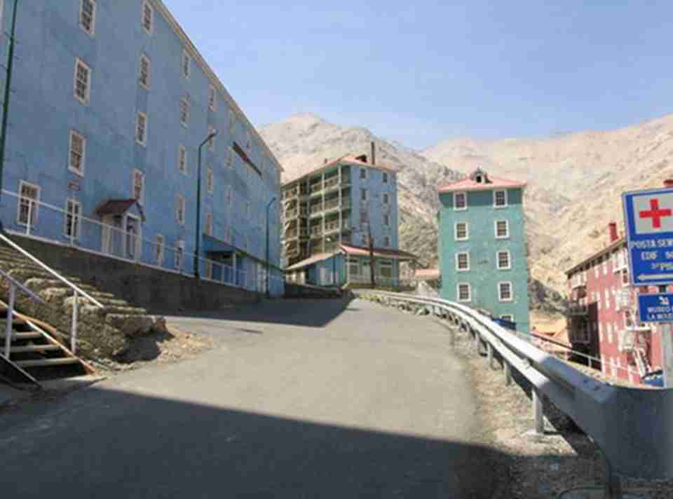 沿街建筑是由原木搭建的,通常漆成鲜艳的绿色、黄色、红色和蓝色