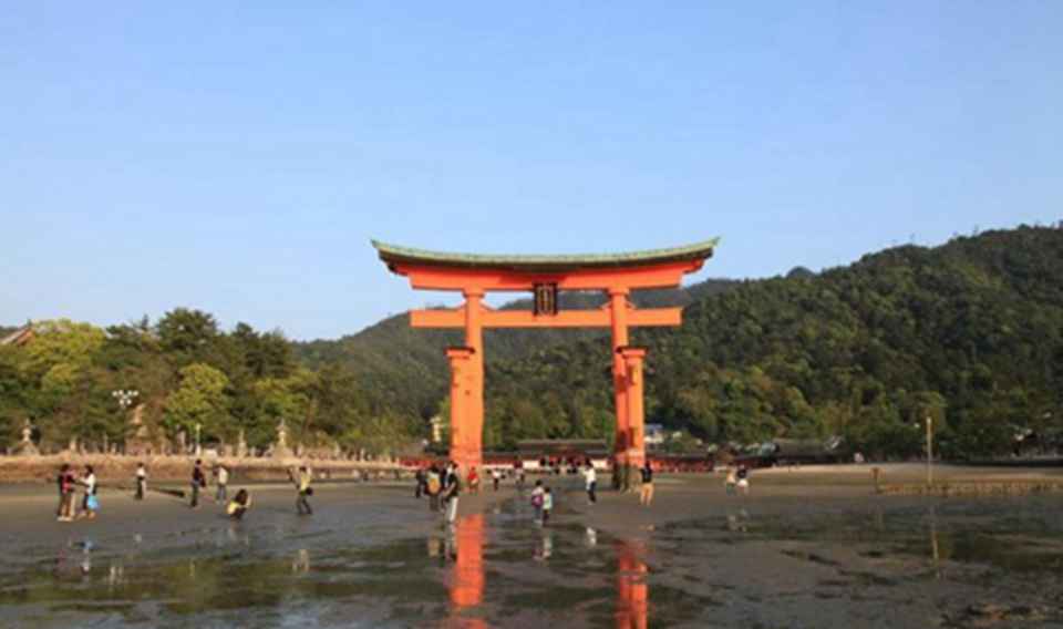 “大鸟居”平常被海水没去一半,退潮时人可以走过去