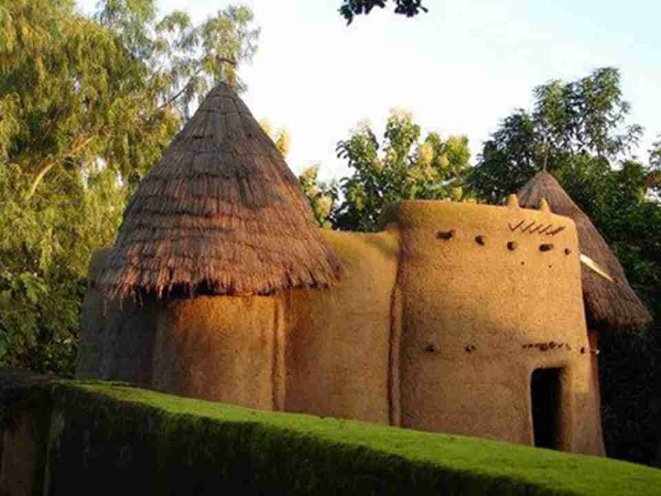 当地部落特殊风格的建筑与自然环境的协调