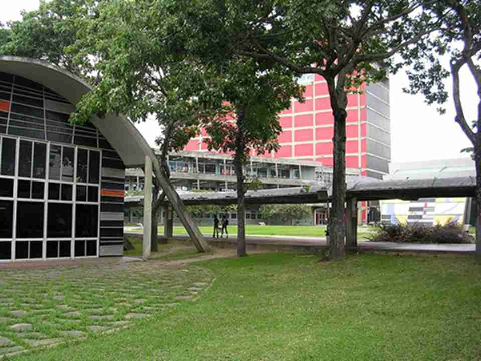 这座校园整合了大量的建筑群
