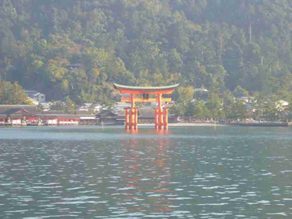 耸立在海上的“大鸟居”