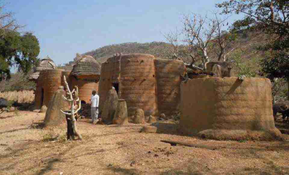 有些建筑物的屋顶是平的，其他建筑则带有锥形的干草屋顶