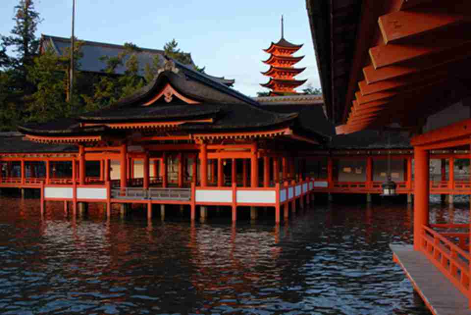 严岛神社大部分建于12世纪,建筑风格庄严华丽