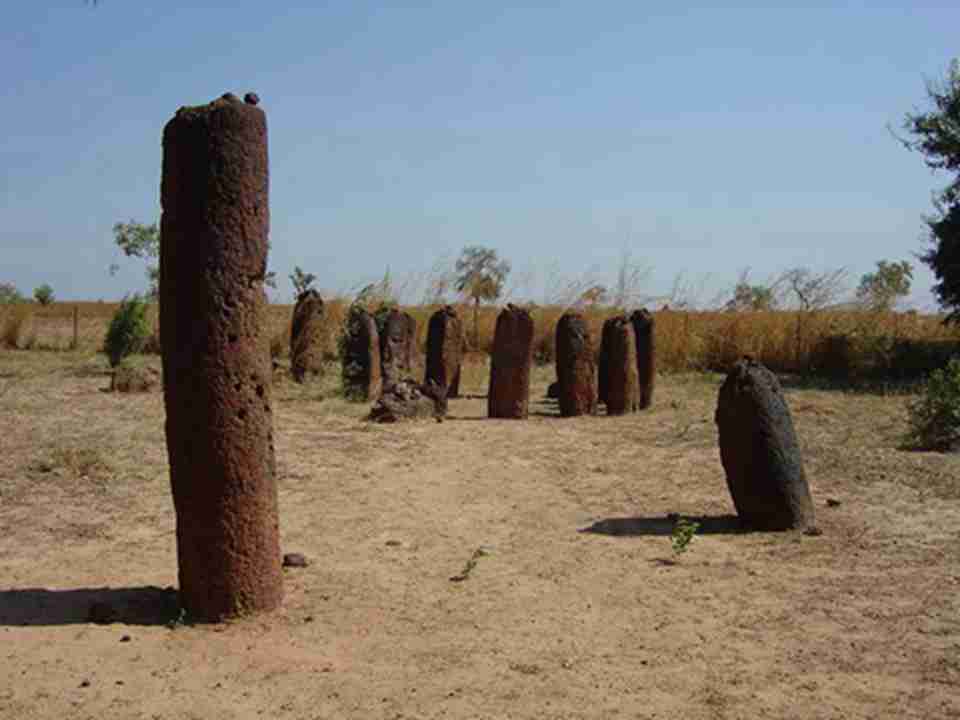 每一个石圈直径4到6米，有8到14根立柱