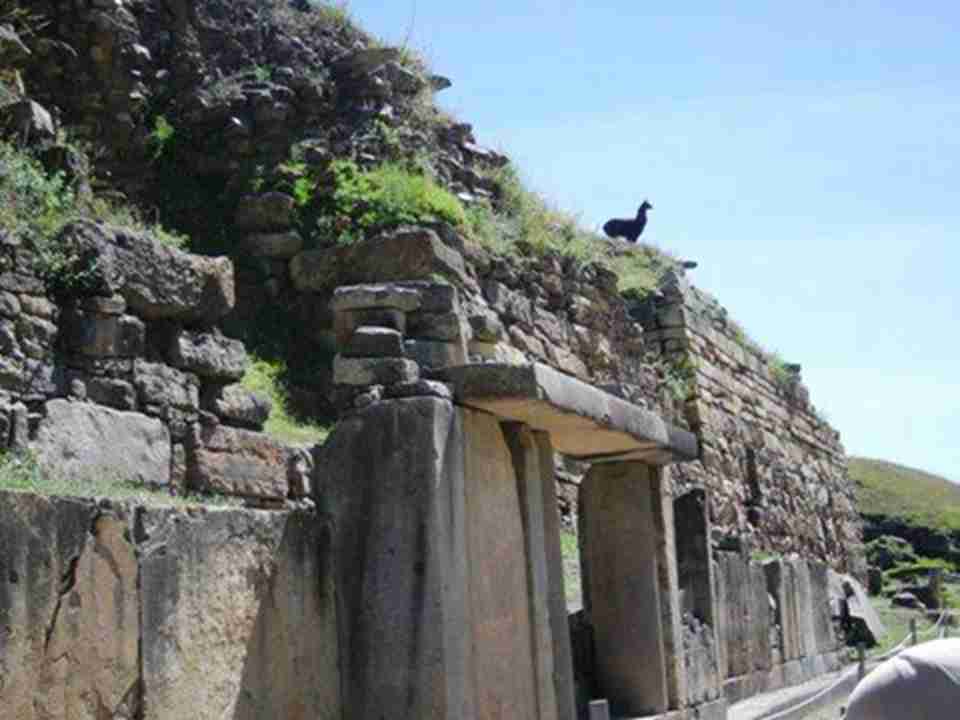 这里的斜坡和广场周围都是石头建筑