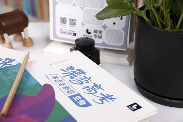 《野望》是隋末唐初诗人王绩的作品。此诗描写了隐居之地的清幽秋景，在闲逸的情调中，带着几分彷徨，孤独和苦闷，是王绩的代表作，也是现存唐诗中最早的一首格律完整的五言律诗。首联借“徙倚”的动作和“欲何依”的心理描写来抒情